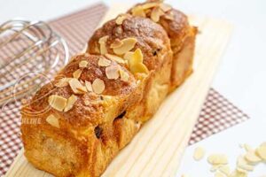 Almond-Raisin-Bun.jpg